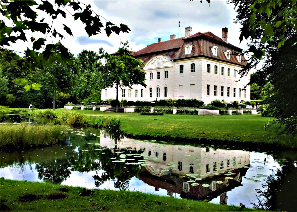 Blickfang und Hauptanziehungspunkt im Branitzer Park: das für August Heinrich Graf von Pückler 1770/71 errichtete Barockschloss. Foto: Manfred Weghenkel

