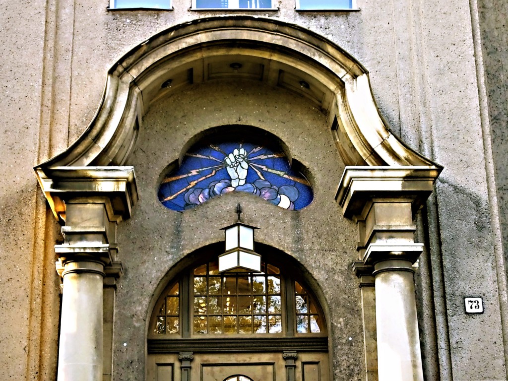 Bereits das schöne alte Portal mit dem symbolischen Jugendstil-Glaskunstfenster macht neugierig auf das Kraftwerk und Kunstzentrum im Süden Luckenwaldes.

