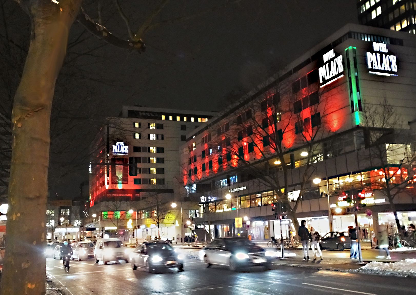 Großstadtflair mit Lichterglanz am Europa Center: das Hotel Palace Berlin. Fotos: Manfred Weghenkel
