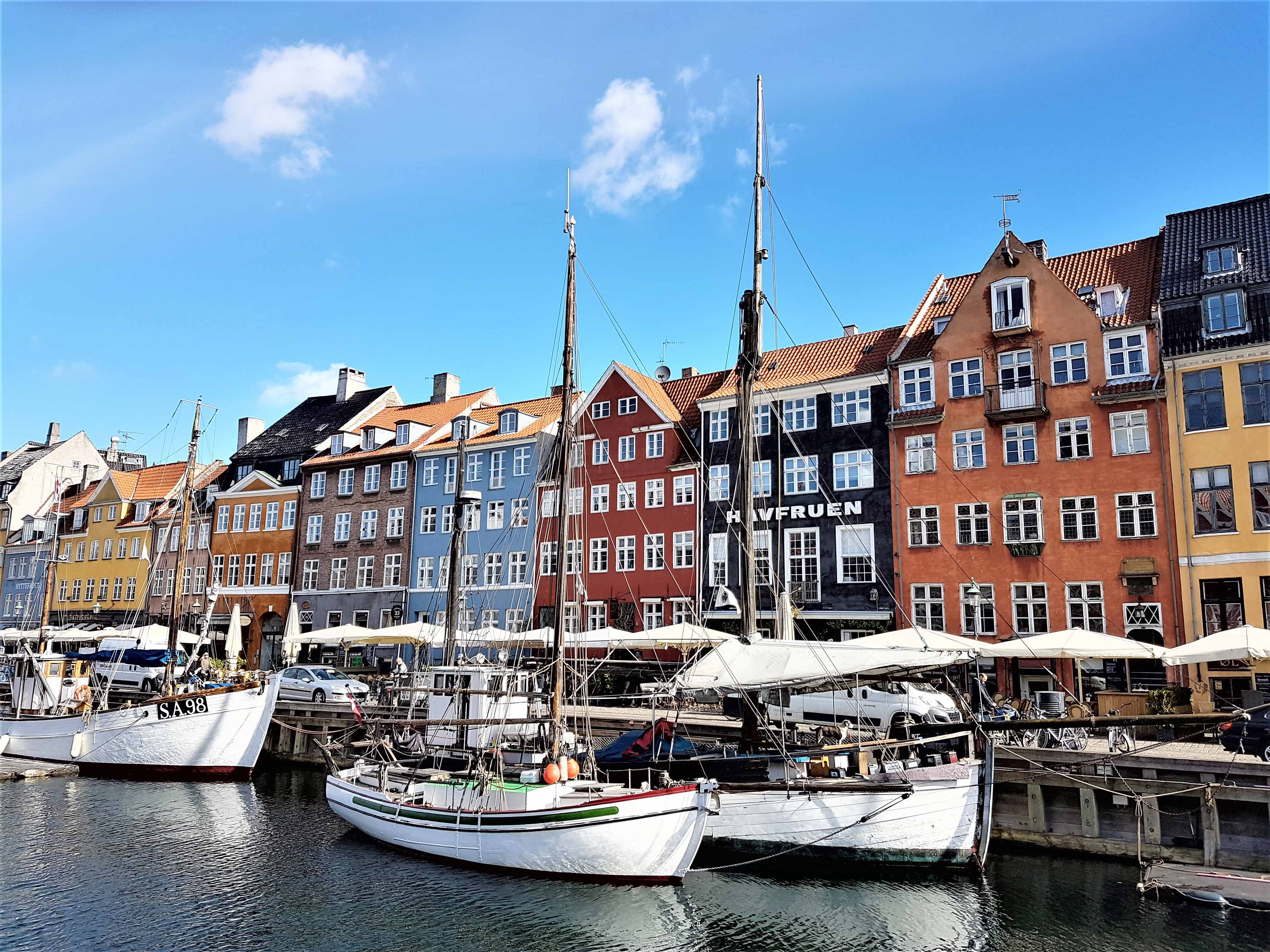 Der Nyhavn ("neuer Hafen") mit seinen bunten Giebelhäusern und Traditionsschiffen gehört zu den optischen Visitenkarten Kopenhagens. Foto: Daniel Marschner