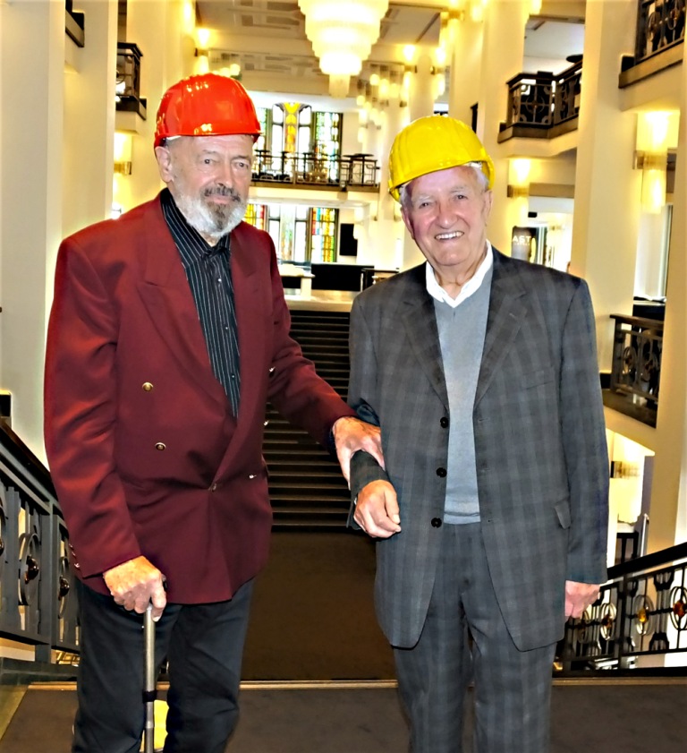 Auch am Palastbau führend beteiligte DDR-Spezialisten waren eingeladen: Architekt Walter Schwarz (89), links, und Oberbauleiter Jürgen Ledderboge (84). Foto: Manfred Weghenkel