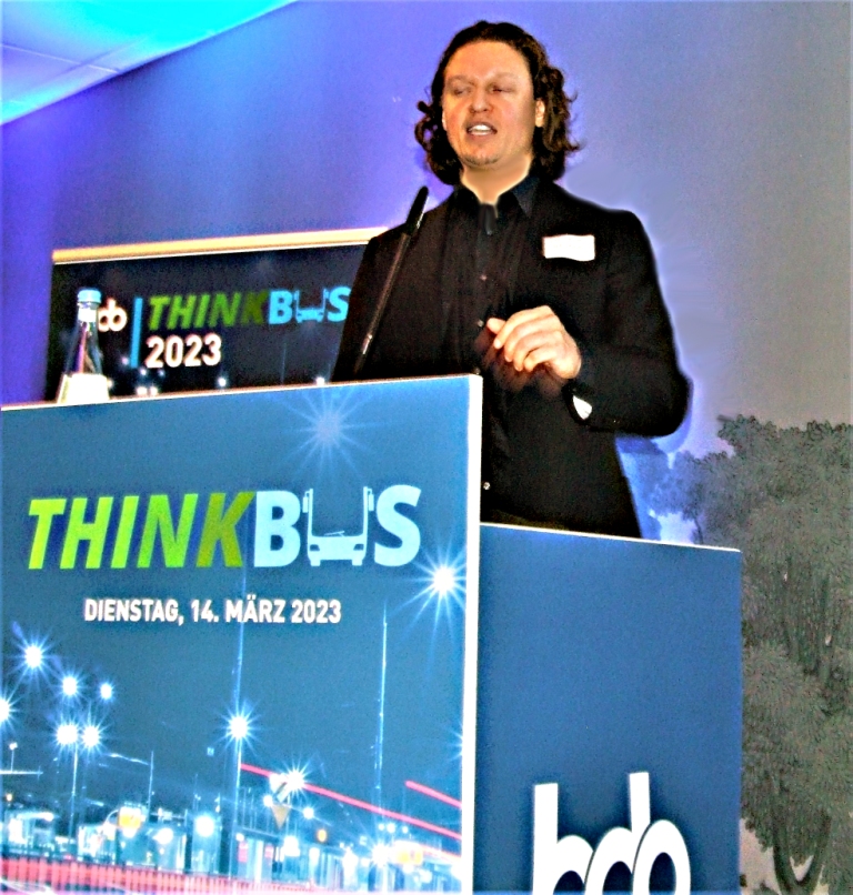 Philipp Glonner, Mitgründer und CEO des Münchener Start-ups ARTHUR BUS, das schon Wasserstoff-Stadtbusse produziert.