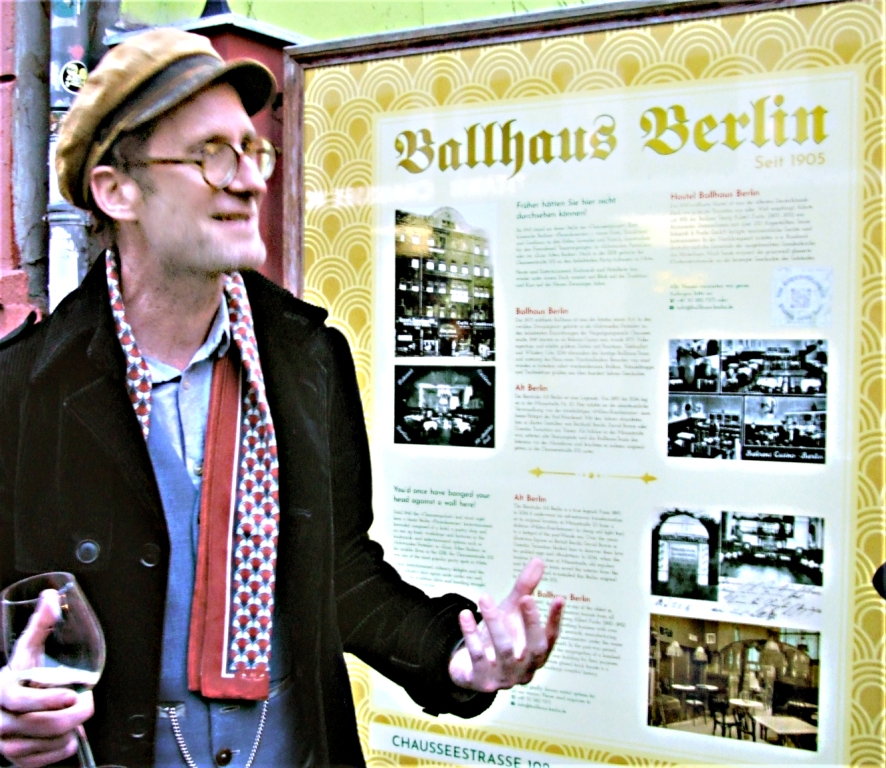 Zeit-Reisen-Chef Arne Krasting, Experte für die Goldenen 20er Jahre in Berlin, erläutert locker und humorvoll die wandlungsreiche Geschichte des berühmten Amüsiertempels an der Chausseestraße in Mitte.

