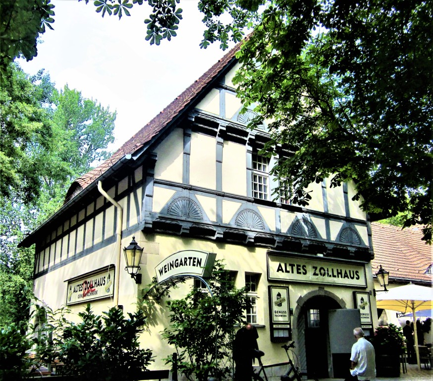 Das stilvolle Restaurant "Altes Zollhaus", heute Rutz-Zollhaus, am Carl-Herz-Ufer in Kreuzberg bietet "neue feine Berliner Küche".