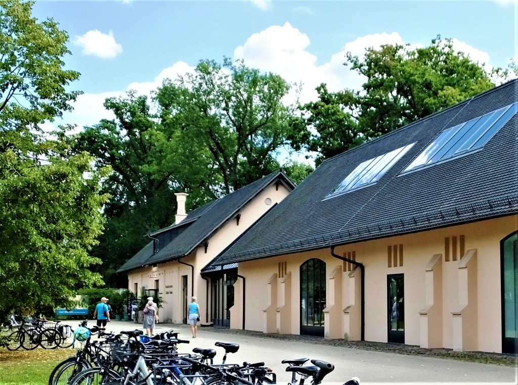 Als „Eingangstor" für Parkbesucher gelten Besucherzentrum / Erlebniswelt im einstigen Gutshof.