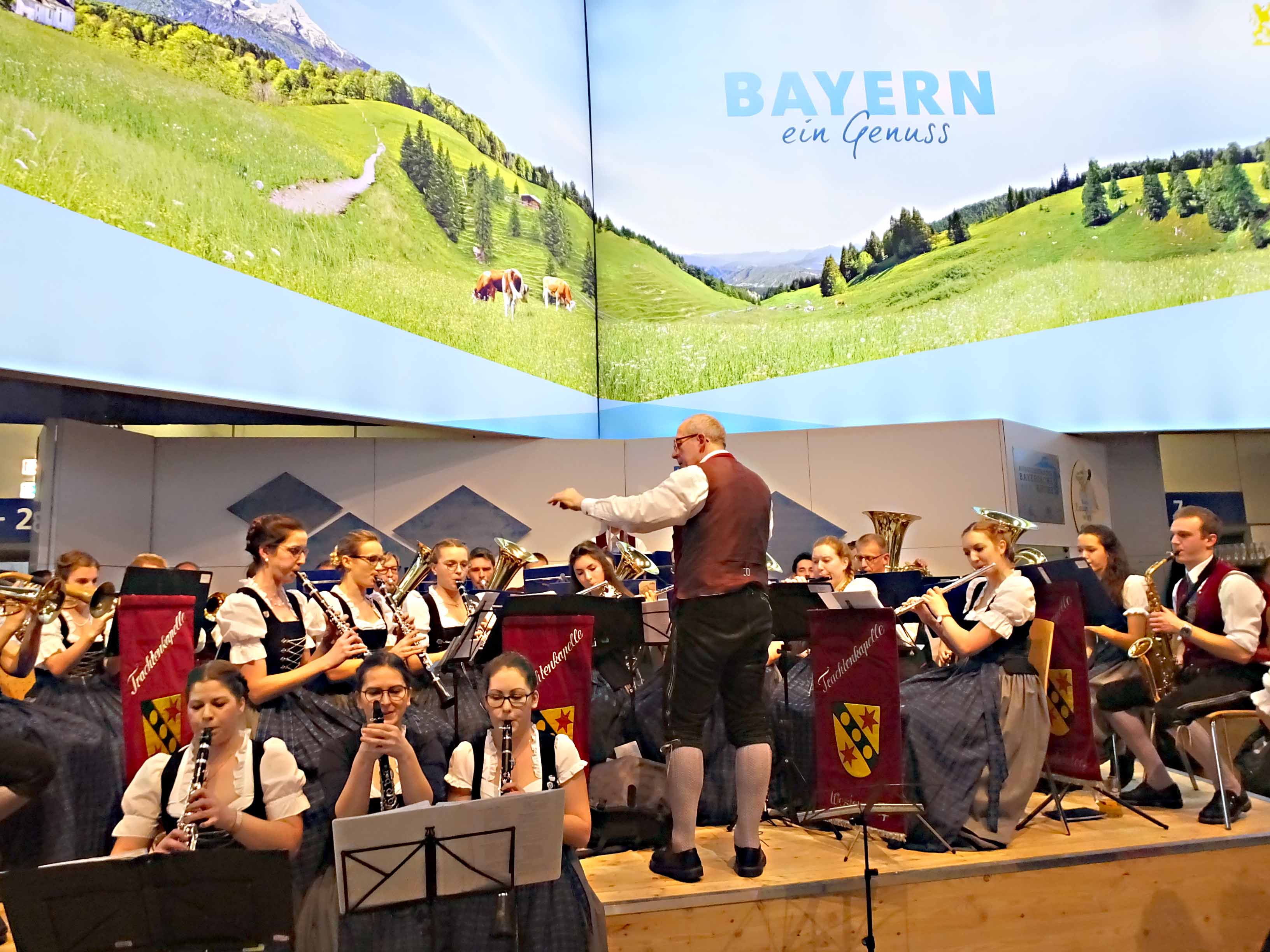 Stimmungsvolle Musik gehört in der Bayern-Halle immer dazu. Foto: Manfred Weghenkel