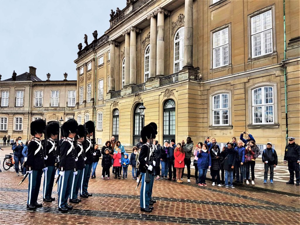 Vor dem Königsschloss findet täglich um 12 Uhr die traditionelle Wachablösung statt.