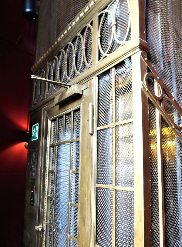 Nostalgie pur: der Fahrstuhl von 1912.

