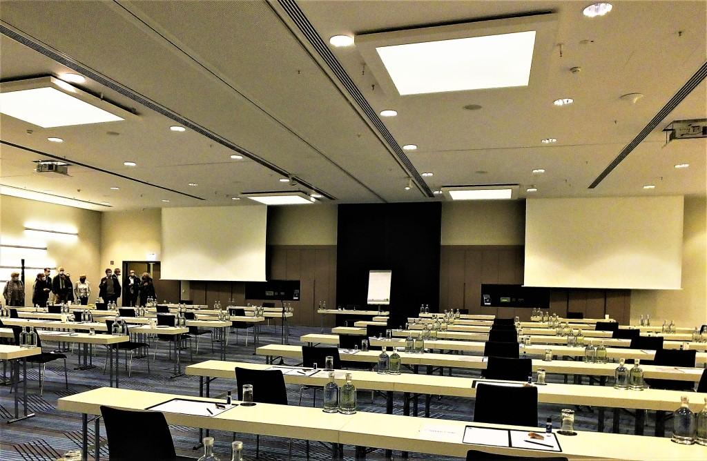 Der große Konferenzsaal im Erdgeschoss ist mit modernstem Equipment ausgestattet.