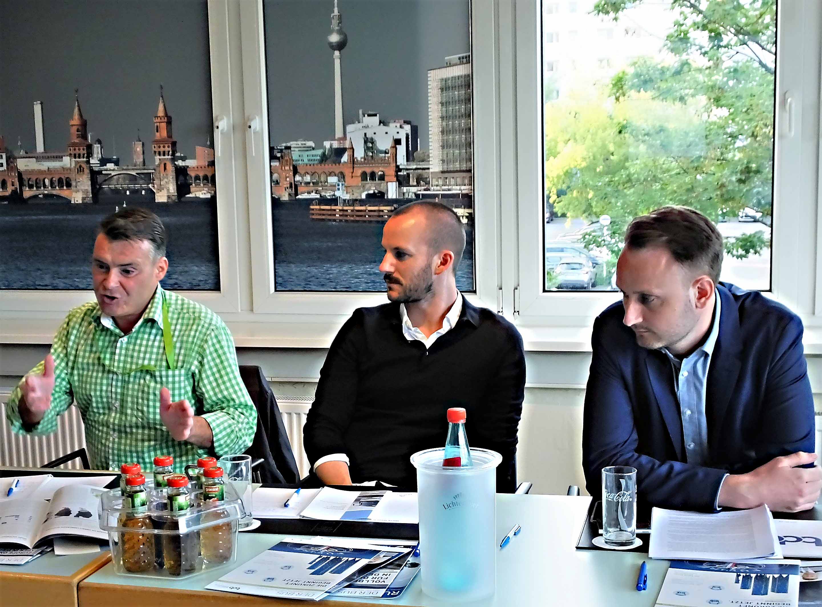 Auch die FlixBus-Manager Patrick Kurth, David Krebs und Fiete Starck (v.l.n.r.) debattierten mit. Foto: Manfred Weghenkel