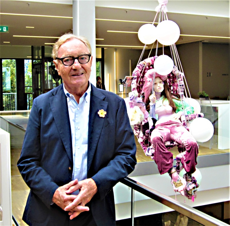 Der Unternehmer und Kunstfreund Ekkehard Streletzki (81) im Foyer neben der originellen Kunstfigur "My Feminine Energy" der schwedischen Künstlerin Cajsa von Zeipel.

