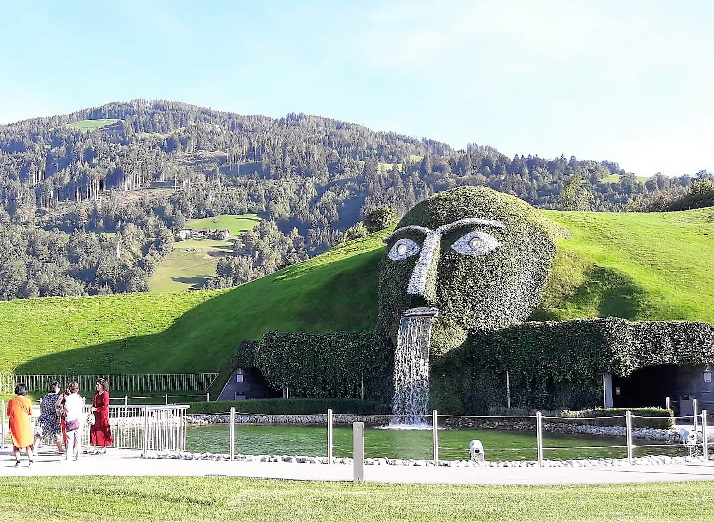Eingang der vielbesuchten Swarovski Kristallwelten in Wattens/Tirol. Der vom Multimediakünstler André Heller geschaffene Riese "wacht" seit 1995 über die dort gezeigten funkelnden Wunder.

