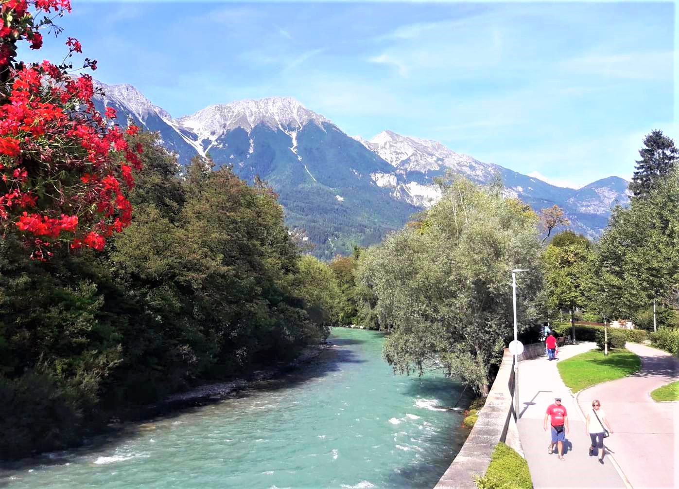  Der über 500 Kilometer lange mächtige Alpenfluss Inn prägt auch die Stadtlandschaft von Innsbruck.