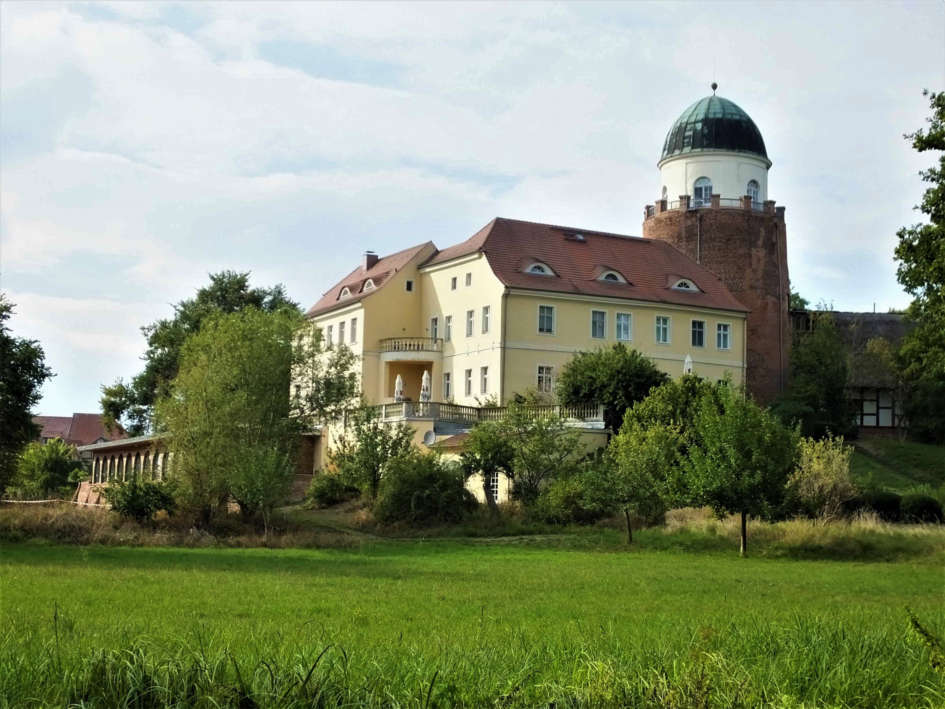 Die mittelalterliche Burg Lenzen an der Elbe ist heute BUND Besucherzentrum und BioHotel mit vielfältigen Angeboten auch für Reisegruppen. Neu: der Auenwald mit Baumhängebrücke und fest installierten Fernrohren.