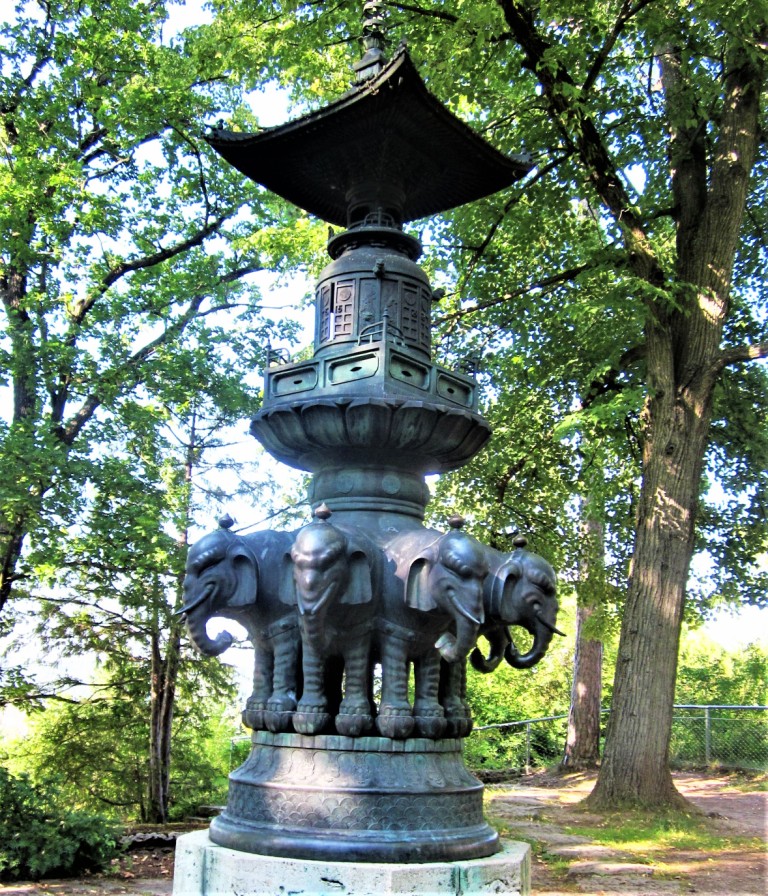 Die drei Meter hohe, mit Elefanten verzierte Bronzeleuchte am Japangarten.

