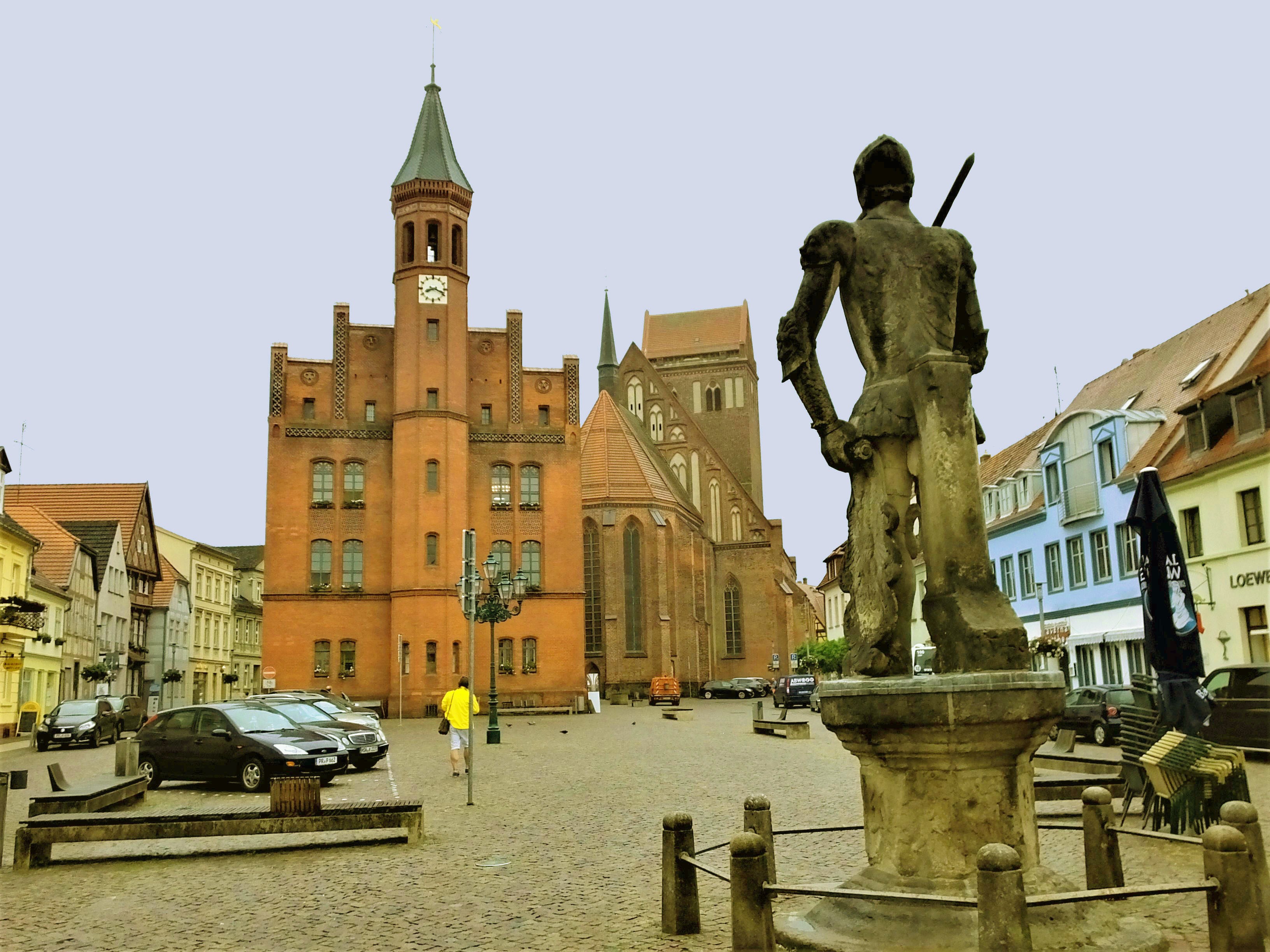 Buchstäblich als "Perle der Prignitz" gilt die Kreisstadt Perleberg. Hier der Große Markt mit der Rolandsfigur von 1546 und dem Rathaus im gotischen und neogotischen Stil. Dahinter die ebenfalls stadtbildprägende Pfarrkirche St. Jacobi.