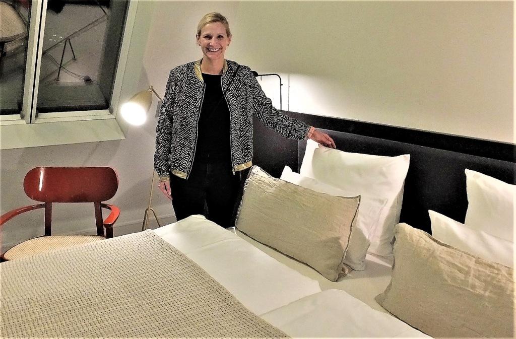 Die Hoteldirektorin Jessica Schöndorf stellt das sehr wohnliche 30 qm große Zimmer Nr. 704 vor. 