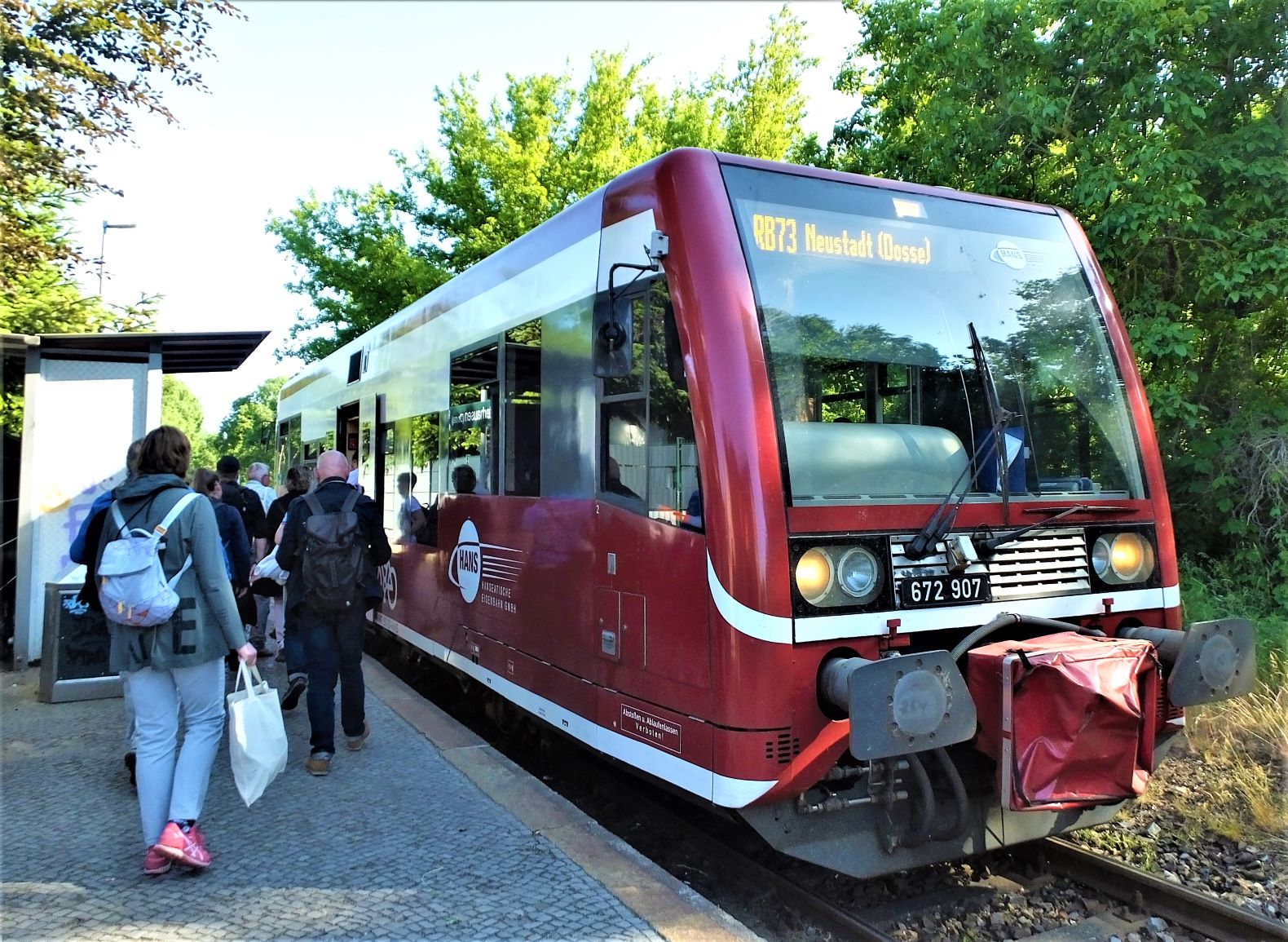 Umweltfreundliche An- und Abreise mit dem modernen Triebwagen der HANS-Bahn.