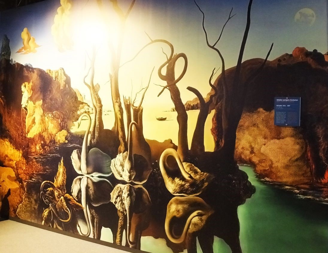 Typisch surrealistischer Dali: „Schwäne spiegeln Elefanten“ (1937)