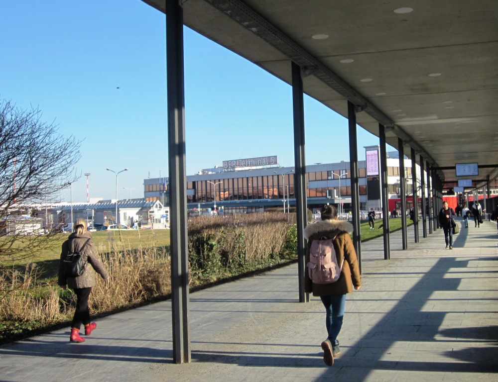 Der von Passagieren und Besuchern viel benutzte überdachte Weg vom Bahnhof Schönefeld zum Airport.     

