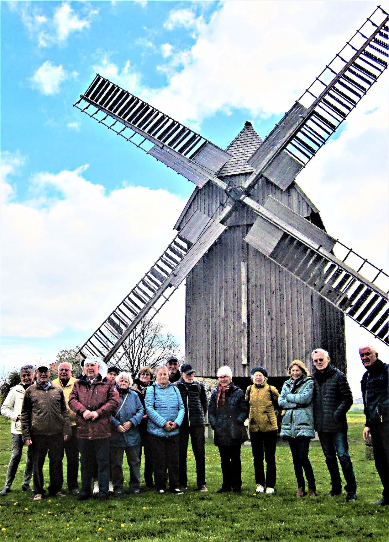 Beliebtes Fotomotiv: Gruppenbild mit Windmühle Krippendorf.
