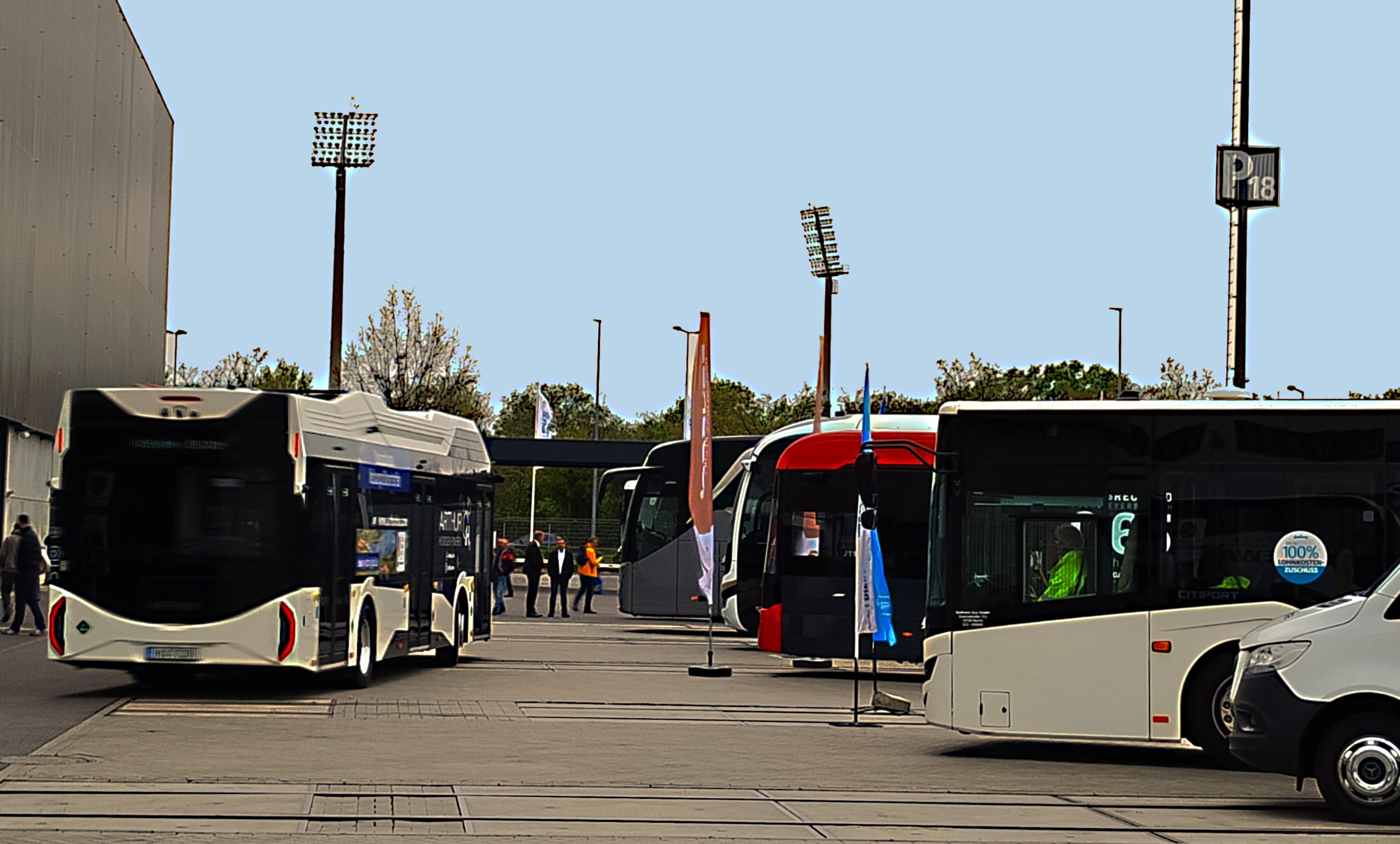 Auf dem Freigelände: zahlreiche Busse für Besichtigungen und Probefahrten. 