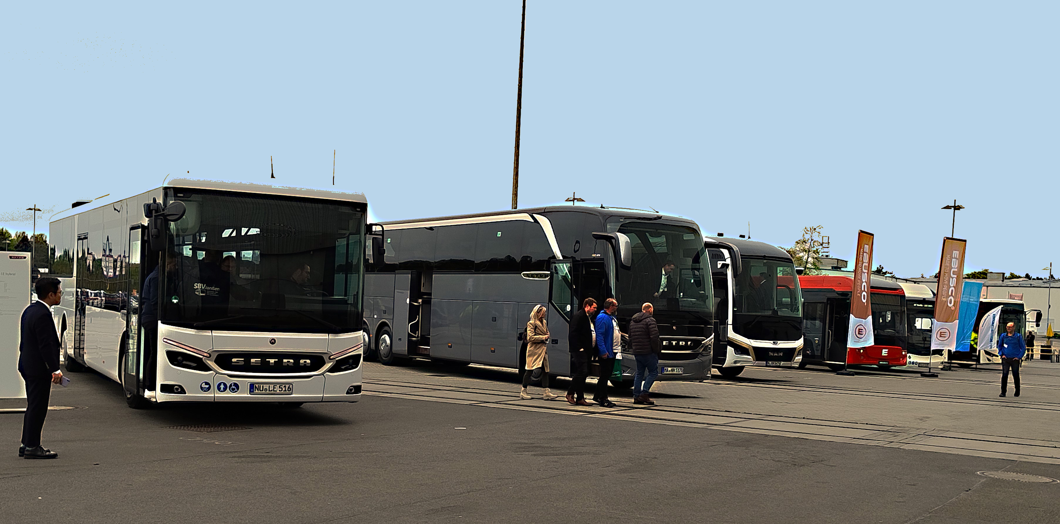 Auf dem Freigelände: zahlreiche Busse für Besichtigungen und Probefahrten. 